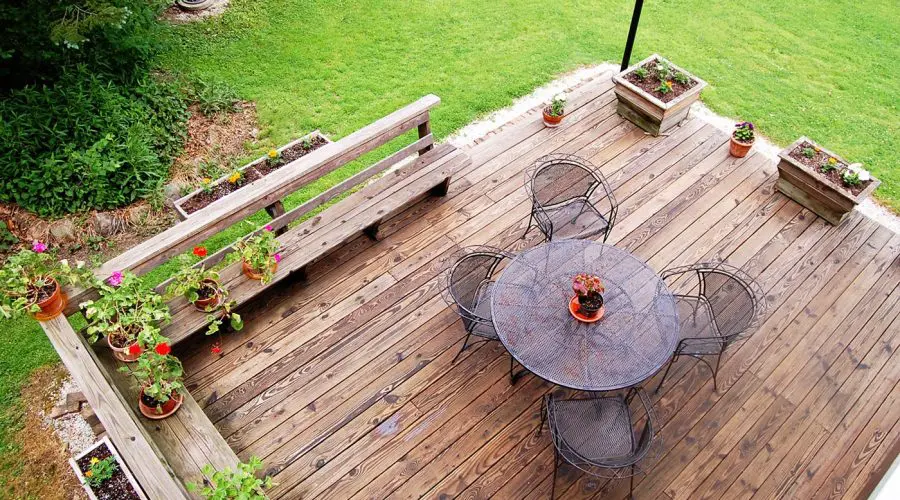 an ariel view of a backyard deck t20 EnLlo4