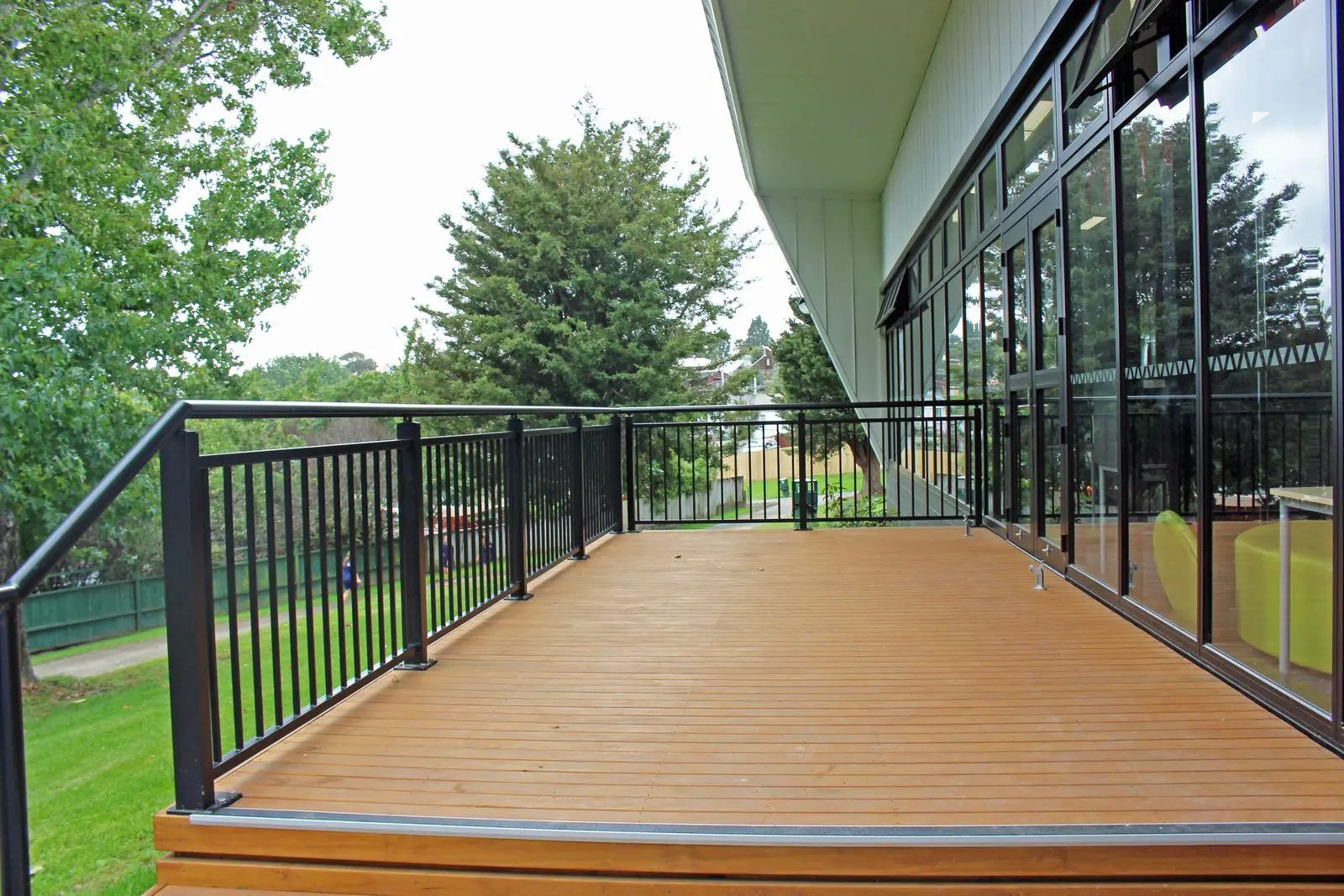 Balustrades 2 Edgetec commercial aluminium balustrade along a school deck